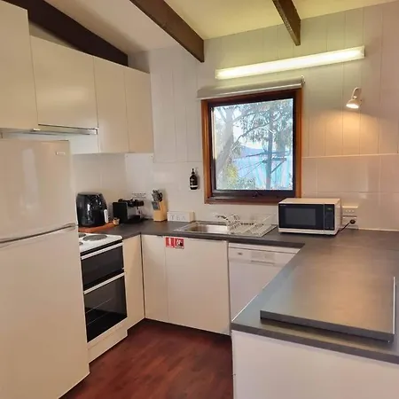 The Hideout - Lake Views & Balcony W Bbq I Central Location I Wi-Fi I Smart Tv - By Happyhosts-3