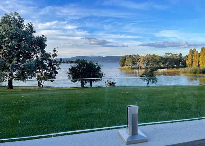 Horizons 424 Lake Jindabyne Waterfront 2 Bedroom Apartment