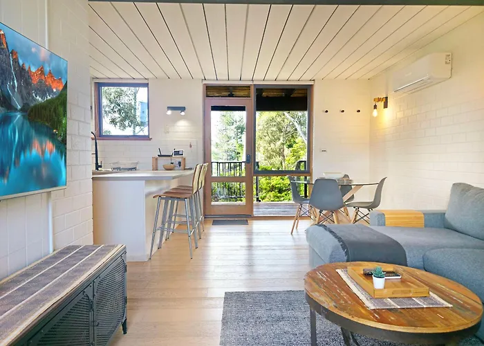 The Hideaway - Lake Views I Ski & Bike Storage I Central Jindabyne I Free Wifi I Bbq I Parking - By Happyhosts